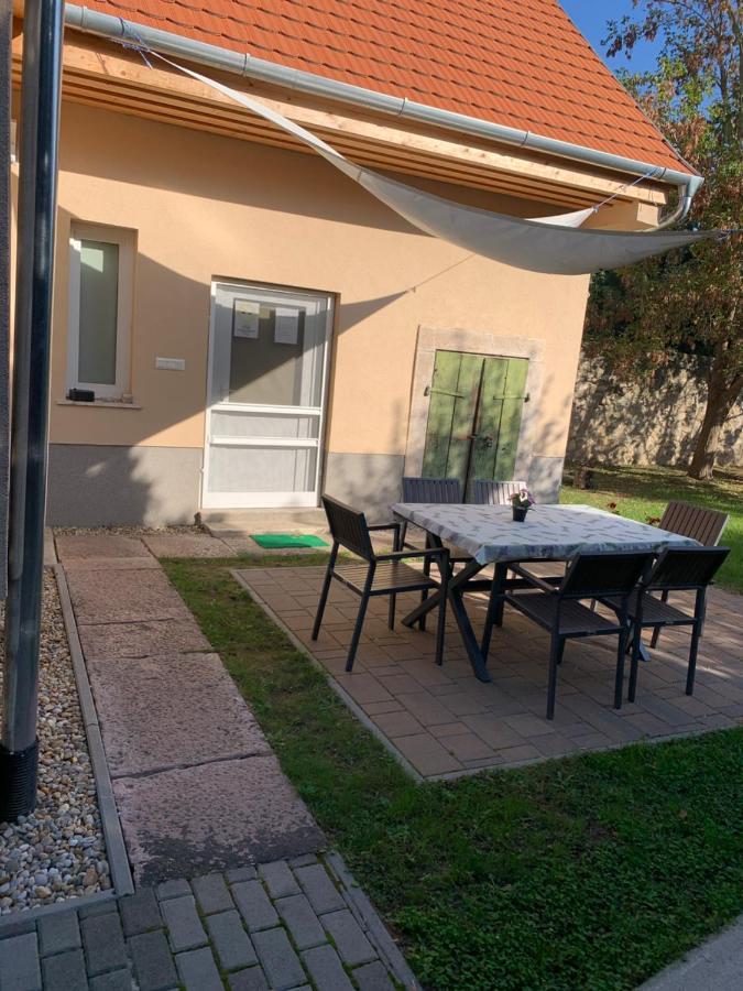 Ica Vendeghaz Apartment Sutto Exterior photo
